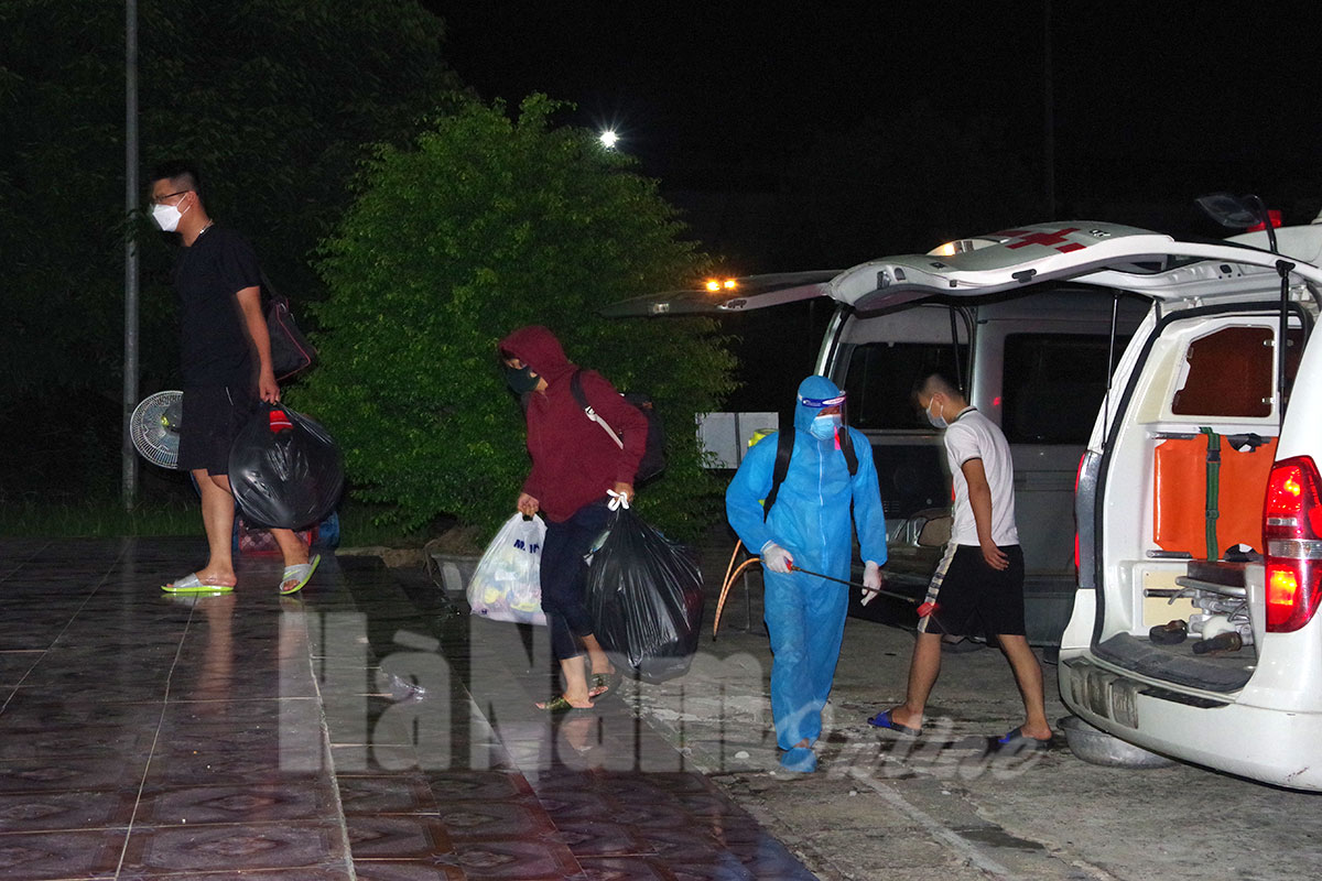 Cách ly tập trung các trường hợp F1 liên quan ca dương tính SARS-CoV-2 tại thôn Lê Lợi, xã Phù Vân