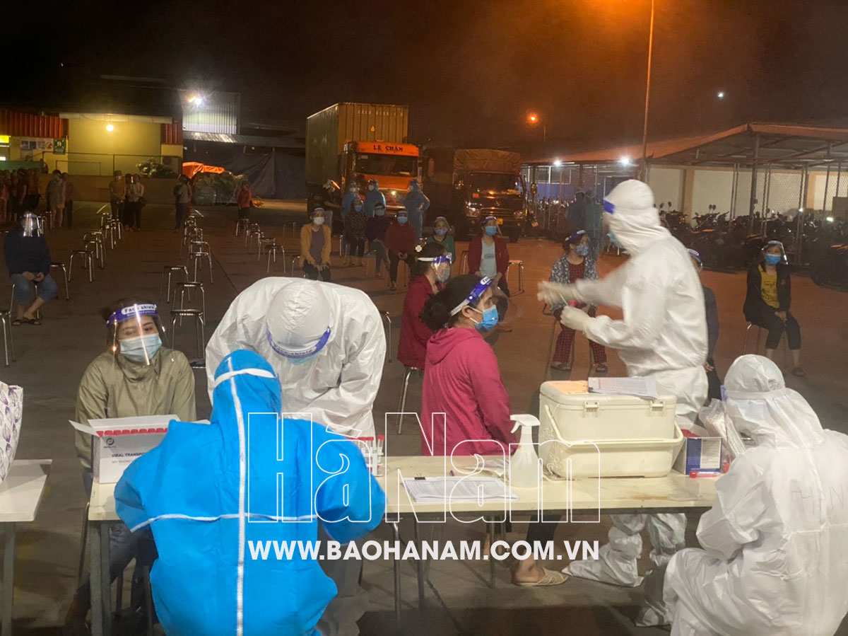Huy động khẩn lực lượng y tế đêm 20/9 lấy mẫu xét nghiệm toàn bộ các hộ dân ở 7 phường, xã của TP Phủ Lý và một số công ty thuộc KCN Châu Sơn