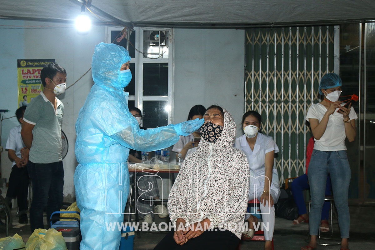 Thành phố Phủ Lý: Người dân khẩn trương đăng ký tiêm vắcxin phòng Covid-19; các cơ sở kinh doanh dịch vụ ăn uống dừng phục vụ tại chỗ, chỉ bán mang về.