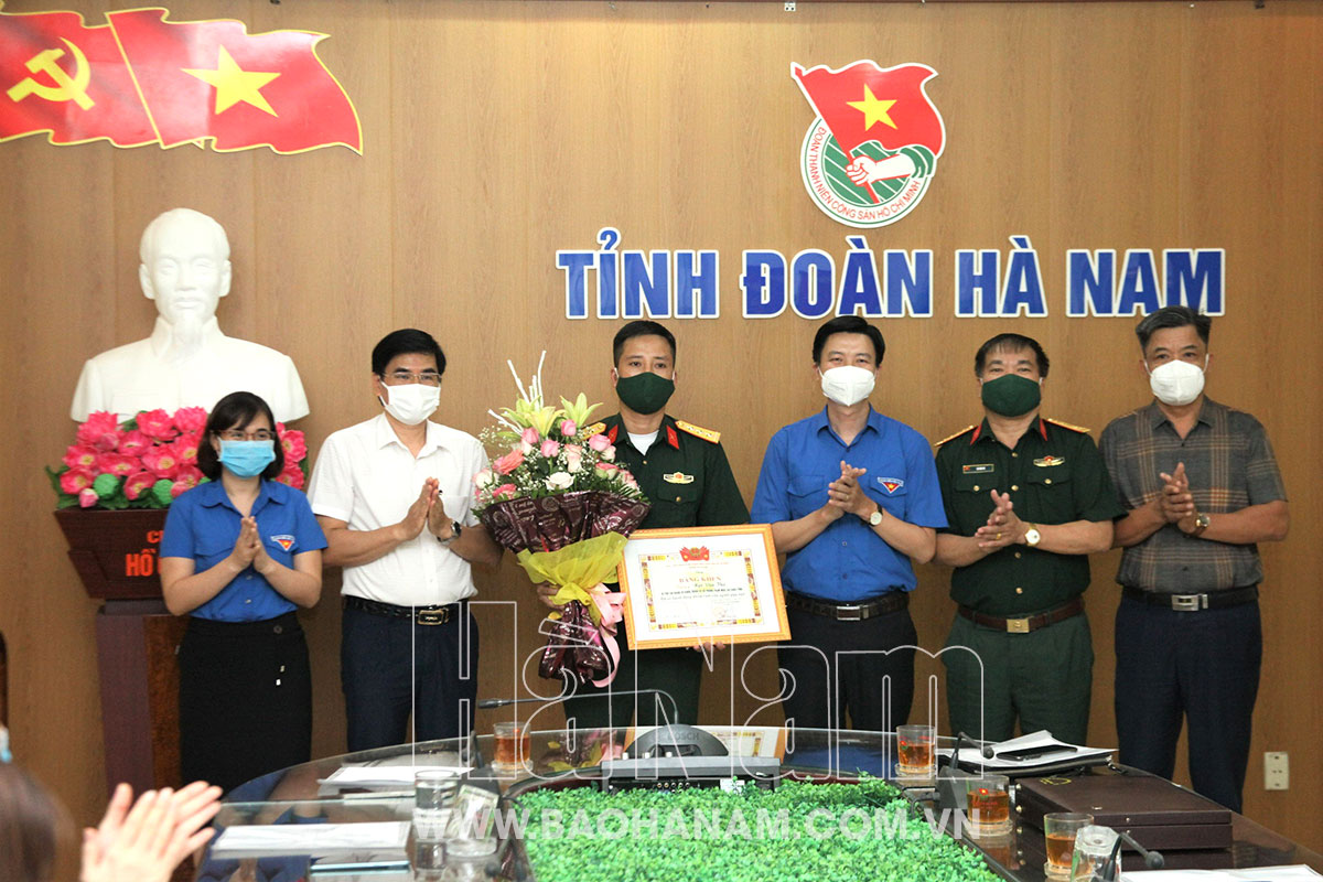 BTV Tỉnh đoàn Hà Nam trao tặng bằng khen cho Thượng úy Ngô Văn Thứ