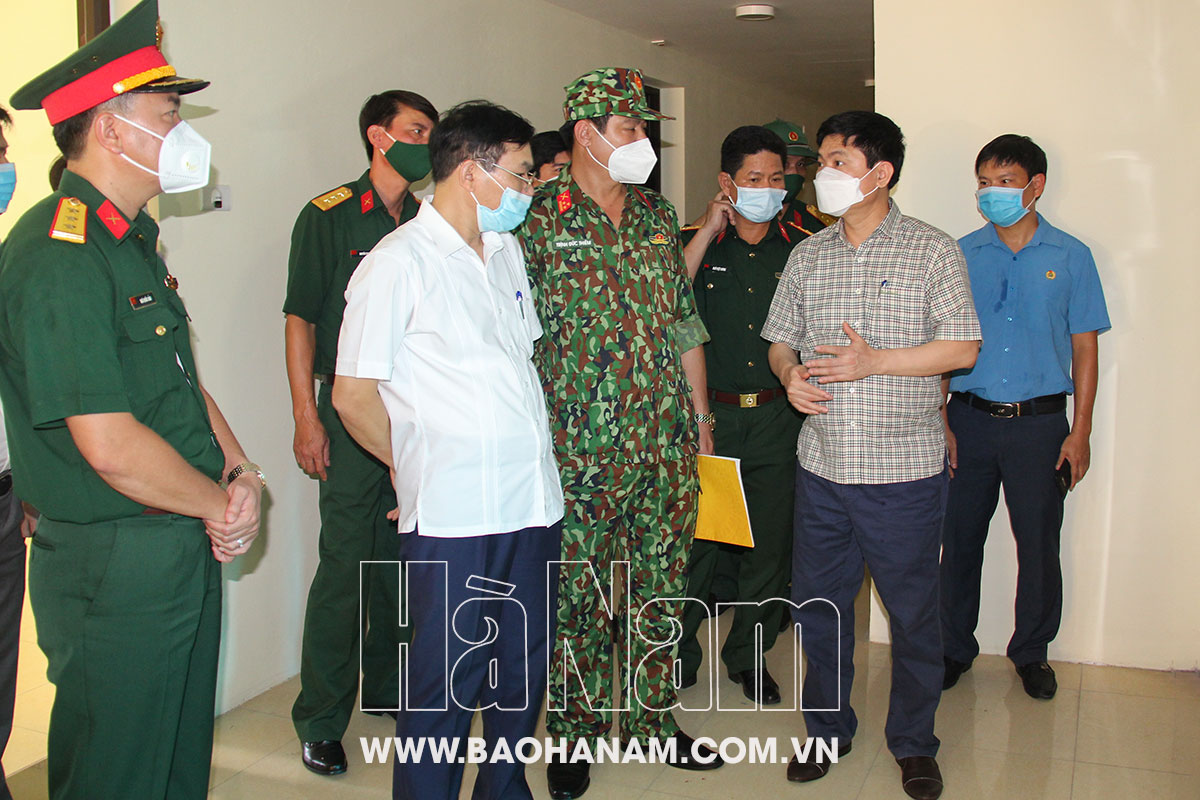 Đồng chí Chủ tịch UBND tỉnh Trương Quốc Huy kiểm tra công tác chuẩn bị khu cách ly tập trung tại Khu thiết chế công đoàn Hà Nam