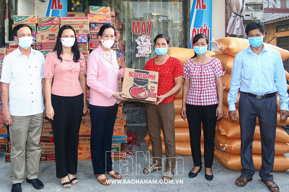Đồng chí Bí thư Tỉnh ủy Lê Thị Thủy tặng quà người dân vùng tạm phong tỏa thôn Lê Lợi, xã Phù Vân