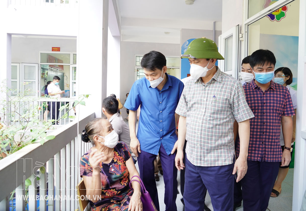 Đồng chí Chủ tịch UBND tỉnh Trương Quốc Huy kiểm tra công tác tiêm phòng Covid-19 tại TP Phủ Lý