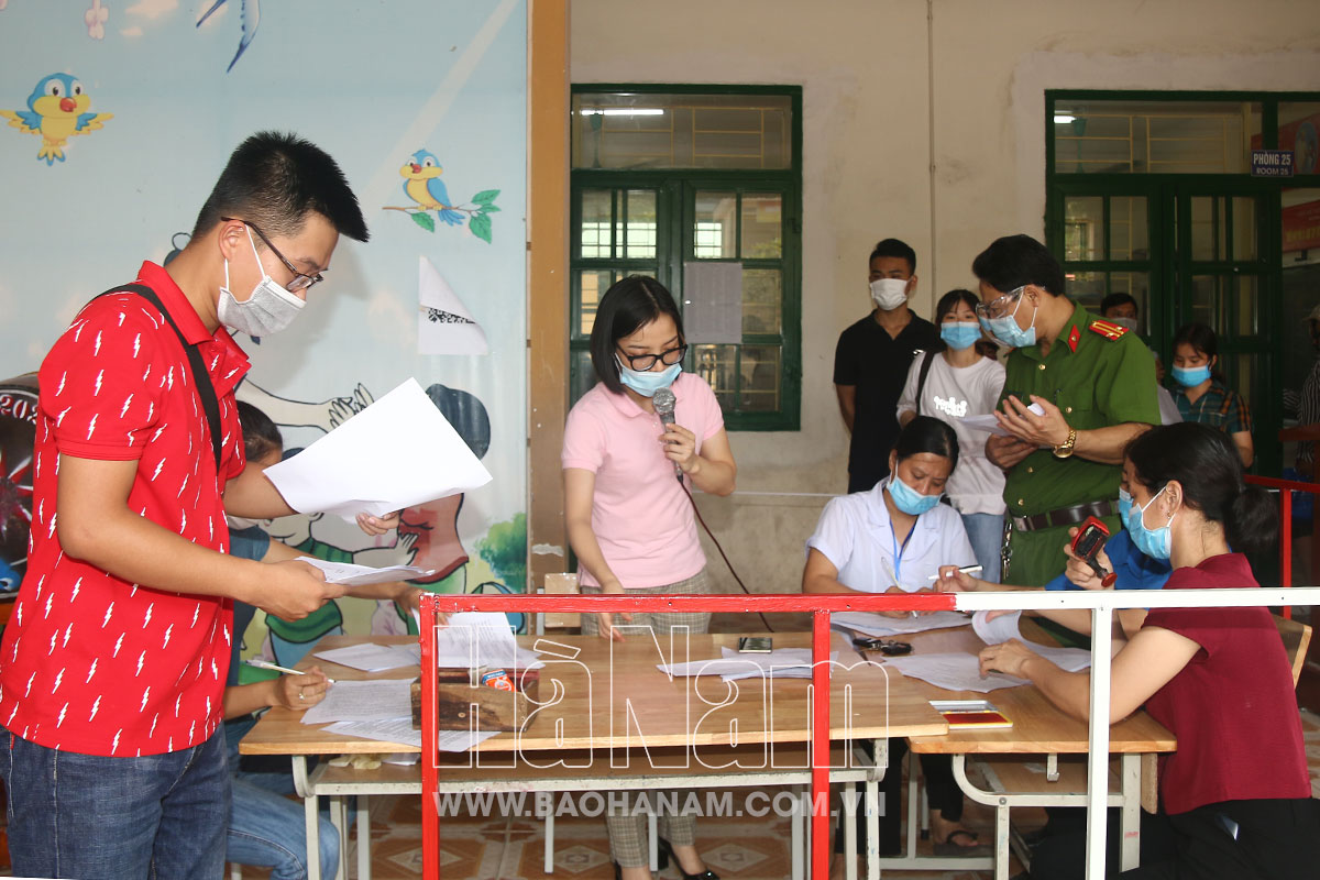 Đồng loạt triển khai tiêm vắc xin phòng Covid-19 cho toàn bộ người dân 5 phường của Phủ Lý