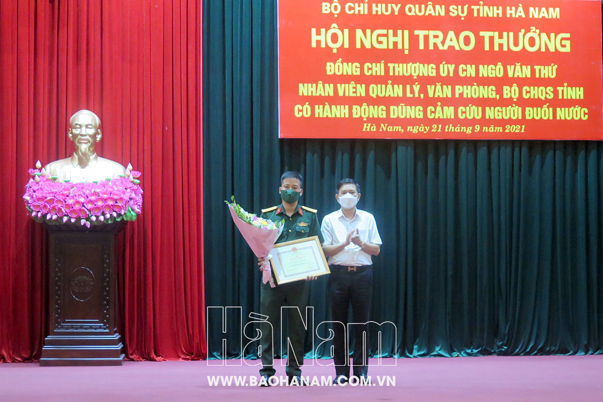 UBND tỉnh tặng Bằng khen cho Thượng úy Ngô Văn Thứ