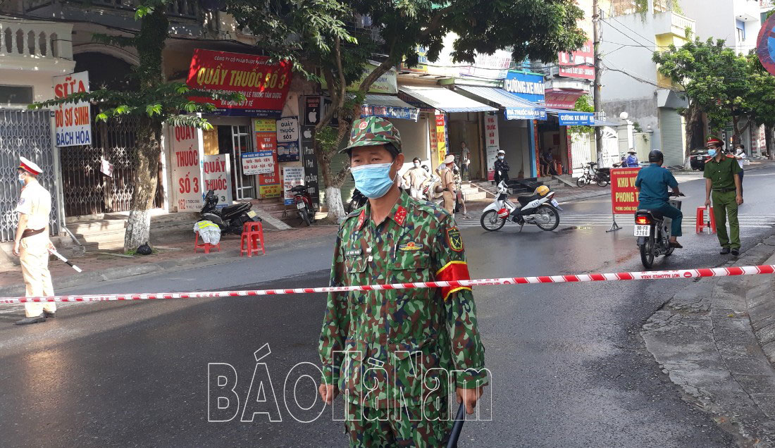 200 lượt cán bộ chiến sỹ LLVT thành phố Phủ Lý tham gia thiết lập các chốt kiểm soát tạm thời phòng, chống dịch Covid-19 trên địa bàn