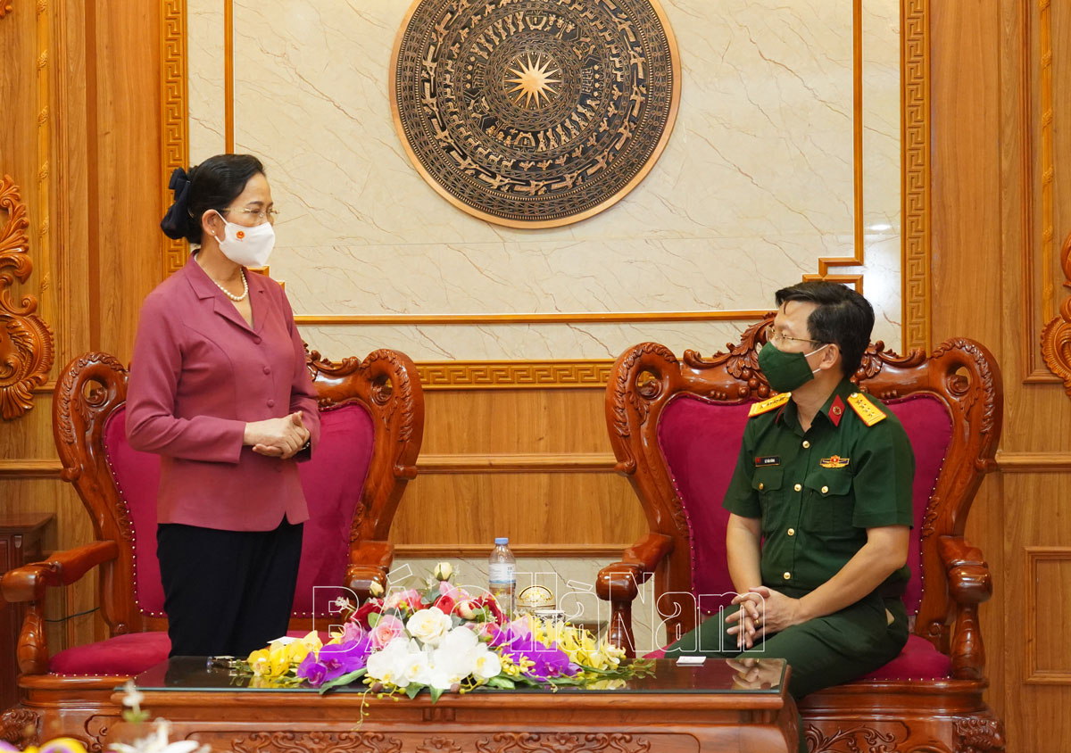 Đồng chí Bí thư Tỉnh ủy Lê Thị Thuỷ gặp mặt đoàn cán bộ quân y tăng cường hỗ trợ Hà Nam phòng, chống dịch