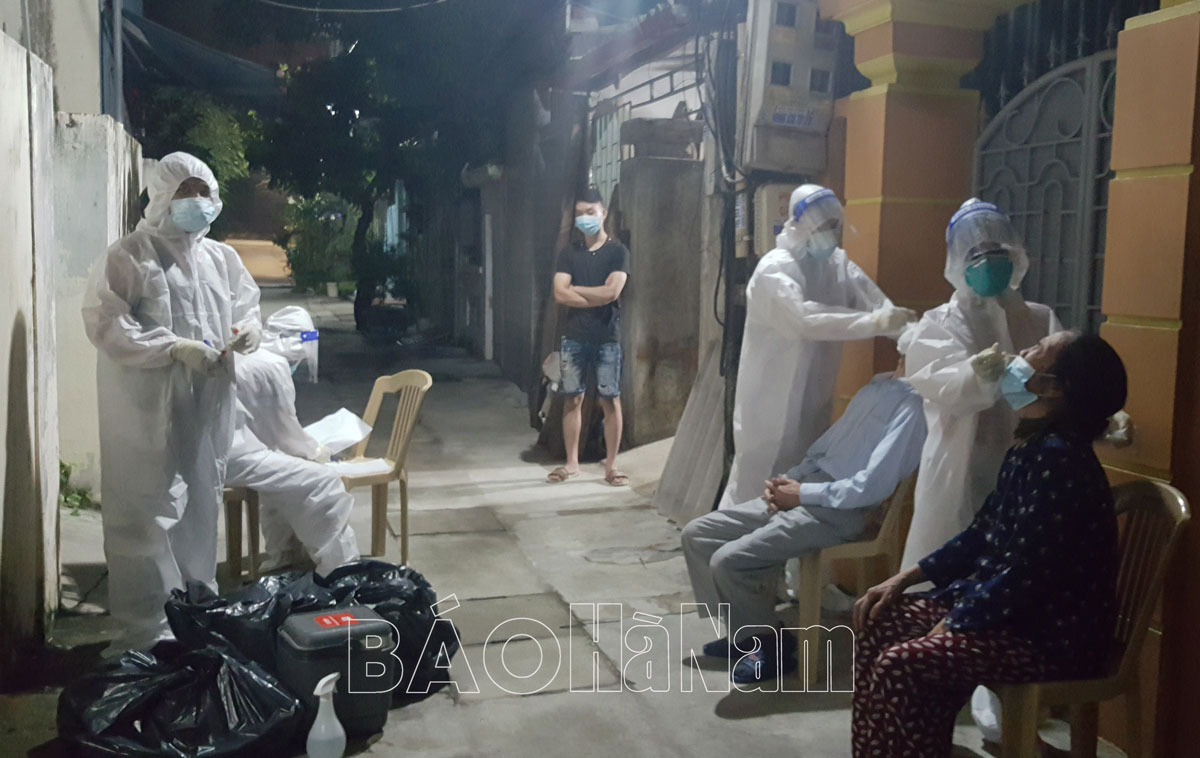 Xuyên đêm làm nhiệm vụ - Cảm ơn đội ngũ cán bộ y tế!