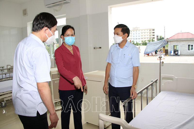 Đồng chí Bí thư Tỉnh ủy Lê Thị Thủy kiểm tra các cơ sở cách ly tập trung và Bệnh viện Dã chiến số 1 của tỉnh