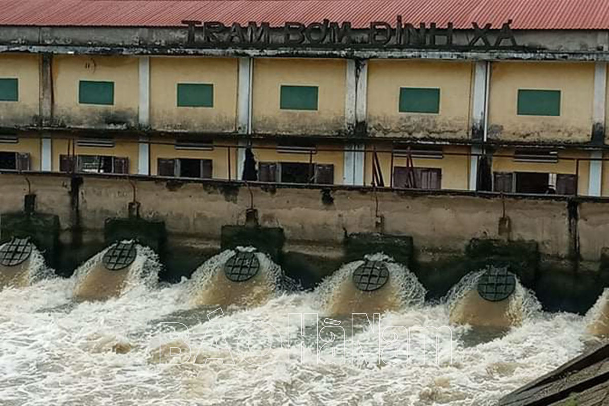 Vận hành 34 máy bơm tiêu nước sau mưa lớn