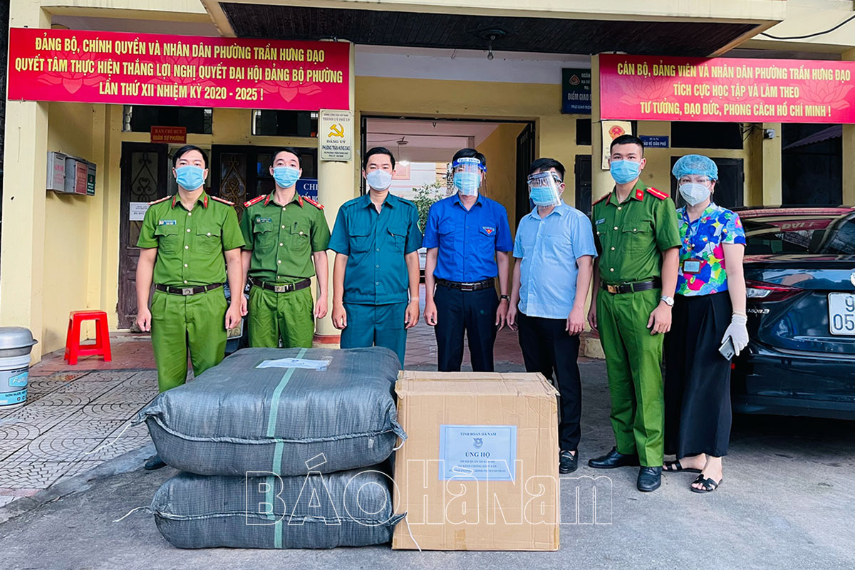 Tỉnh đoàn trao tặng trang thiết bị y tế cho phường Trần Hưng Đạo