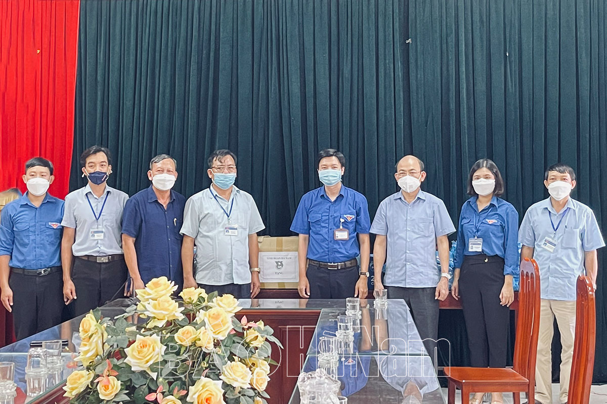 Tỉnh đoàn trao tặng trang thiết bị y tế phòng, chống dịch Covid -19 cho huyện Thanh Liêm và phường Hai Bà Trưng