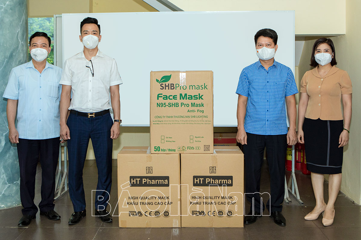 Công ty cổ phần Tập đoàn Minh Trí tặng Báo Hà Nam 6.000 khẩu trang y tế