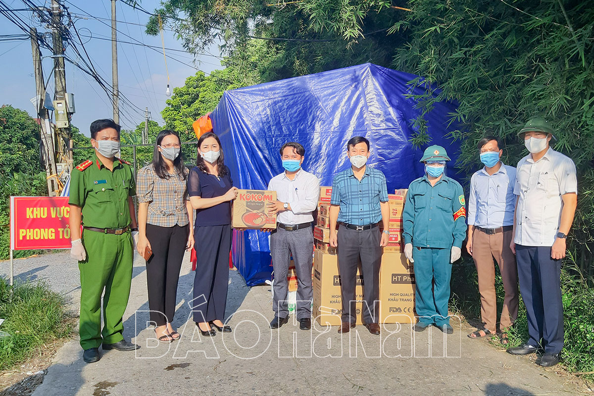 Đồng chí Phó Bí thư Thường trực Tỉnh ủy Đinh Thị Lụa thăm, động viên lực lượng làm nhiệm vụ phòng, chống dịch và nhân dân khu vực phong tỏa tại xã Thanh Tân, Ngọc Lũ