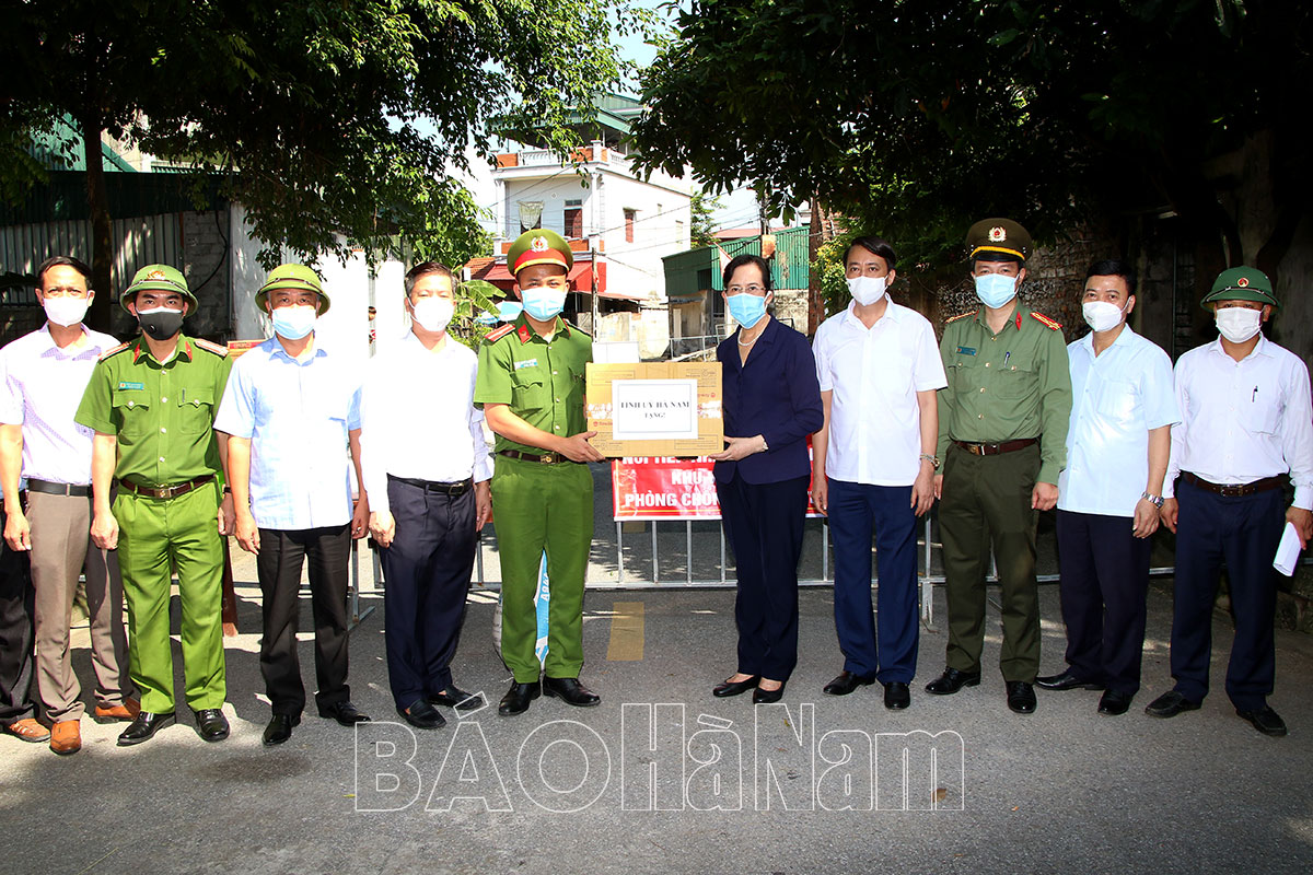 Đồng chí Bí thư Tỉnh uỷ Lê Thị Thủy thăm, tặng quà các điểm phong tỏa do dịch Covid-19