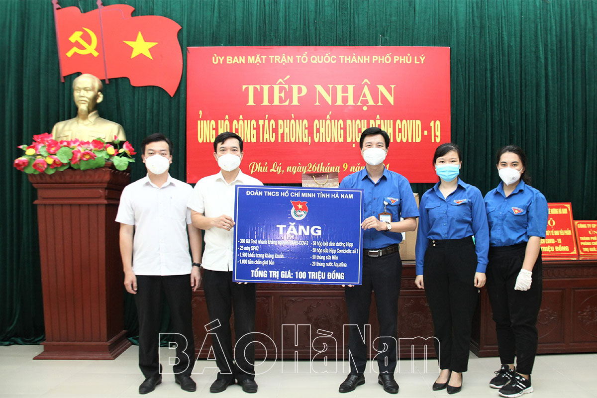 Tỉnh đoàn trao tặng, hỗ trợ trang thiết bị y tế, nhu yếu phẩm cho một số địa phương, đơn vị trong công tác phòng, chống dịch Covid -19