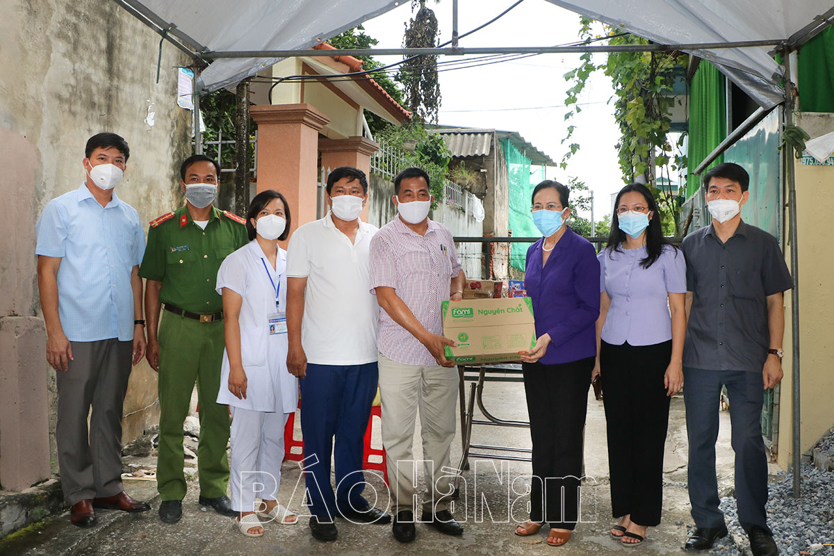 Đồng chí Bí thư Tỉnh ủy Lê Thị Thủy kiểm tra, tặng quà các điểm phong tỏa do dịch Covid-19 tại thành phố Phủ Lý