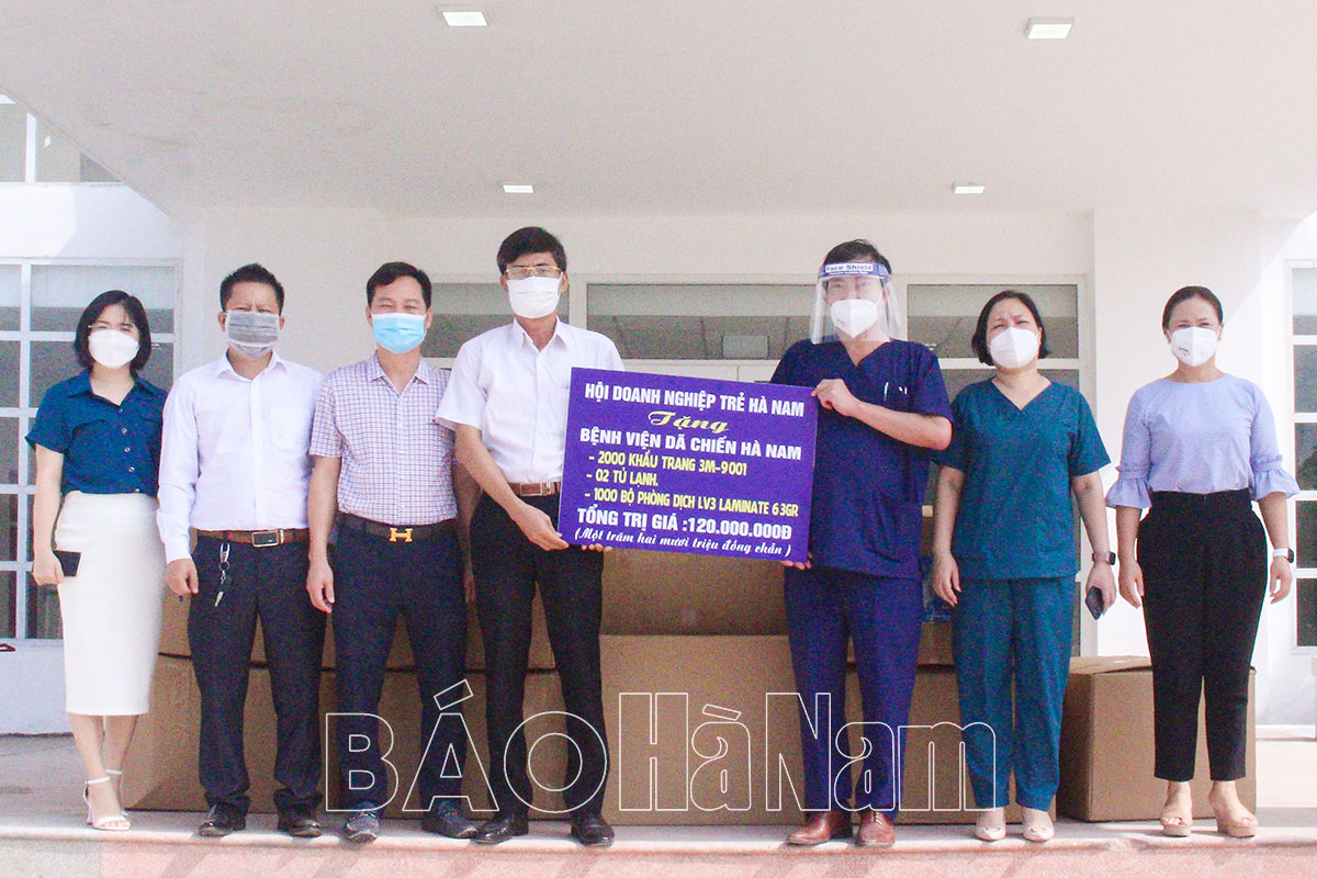 Hội Doanh nghiệp trẻ Hà Nam trao tặng trang thiết bị y tế cho Bệnh viện Dã chiến số 1