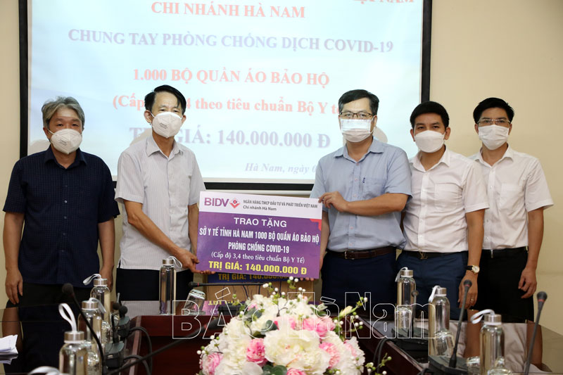 BIDV Hà Nam trao tặng 2000 bộ quần áo bảo hộ y tế phòng, chống dịch Covid-19
