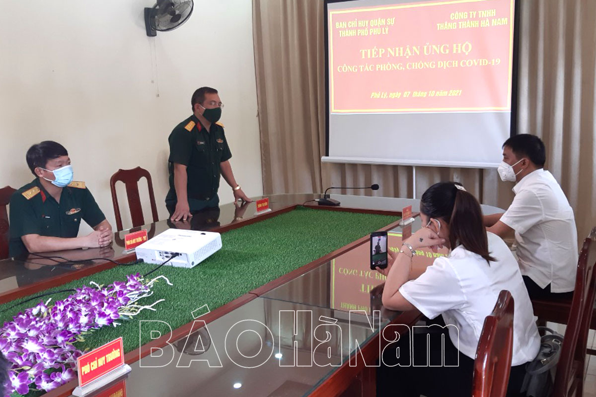 Công ty TNHH Thắng Thành Hà Nam trao tặng kinh phí hỗ trợ công tác phòng chống dịch