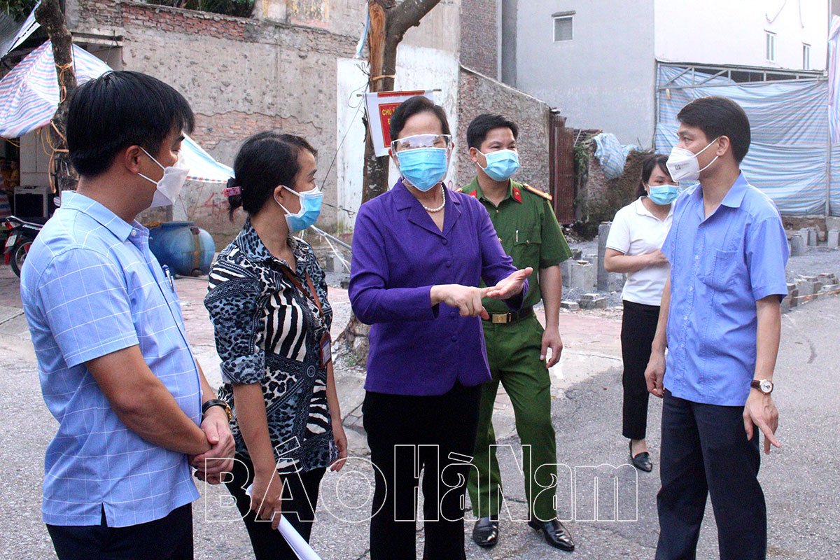 Đồng chí Bí thư Tỉnh ủy Lê Thị Thủy làm việc với Trung tâm Chỉ huy phòng, chống dịch Covid - 19 thành phố Phủ Lý