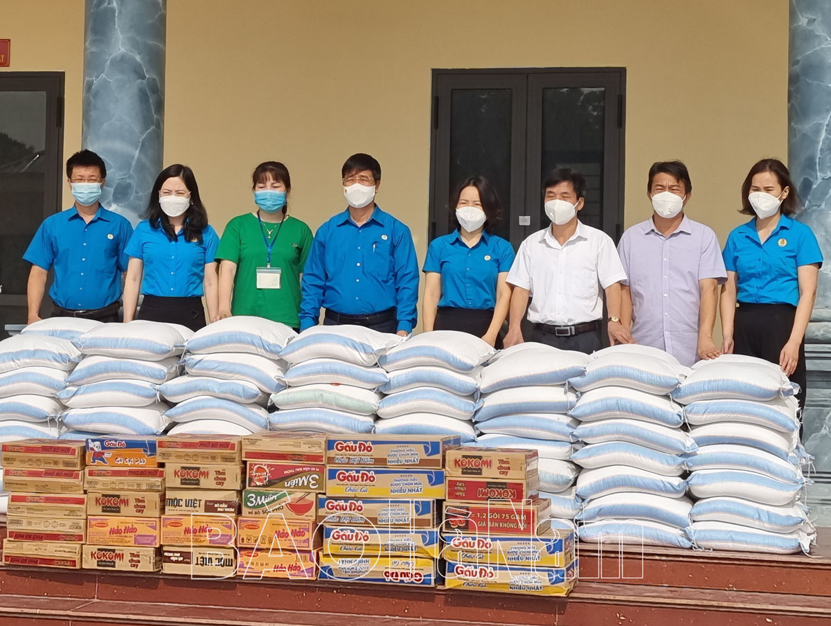 LĐLĐ tỉnh tặng quà hỗ trợ đoàn viên ngành y tế bị ảnh hưởng do dịch Covid-19