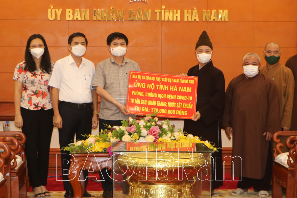 UBND tỉnh tiếp nhận kinh phí, vật tư y tế ủng hộ công tác phòng chống dịch Covid-19