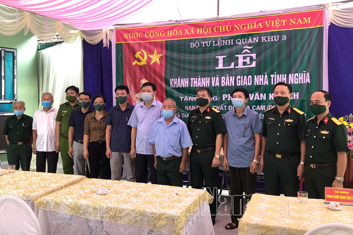 Khánh thành, bàn giao nhà tình nghĩa cho đối tượng chính sách