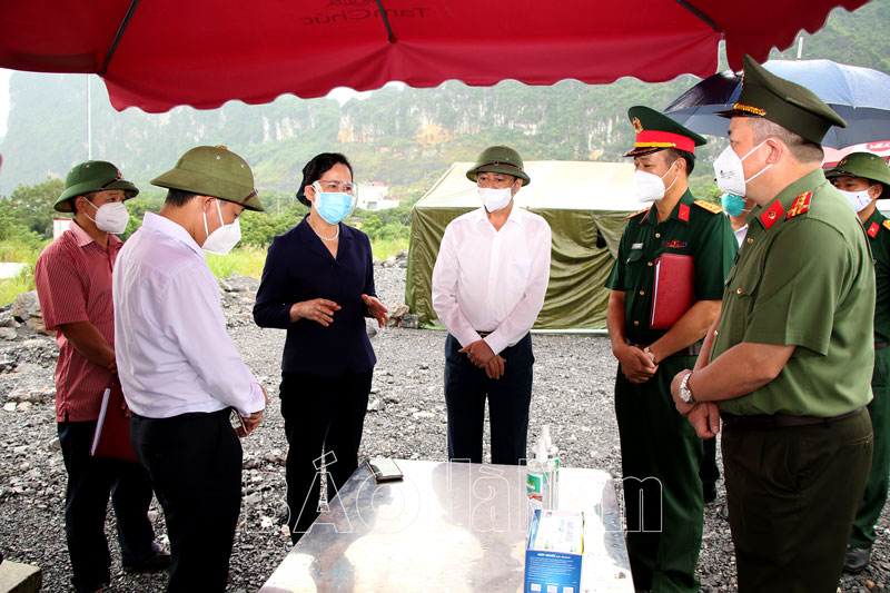 Đồng chí Bí thư Tỉnh uỷ Lê Thị Thuỷ kiểm tra, tặng quà tại Khu cách ly Tam Chúc và điểm tiêm chủng xã Khả Phong