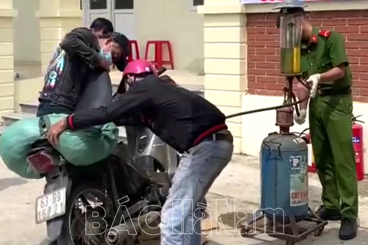 Gần 6000 người trên đường về quê qua Hà Nam đã được hỗ trợ xăng xe, các suất ăn và nhu yếu phẩm thiết yếu