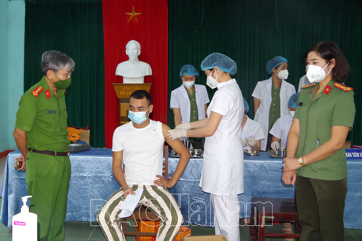 Công an Hà Nam tổ chức tiêm vắc xin phòng, chống dịch COVID-19 cho can, phạm nhân