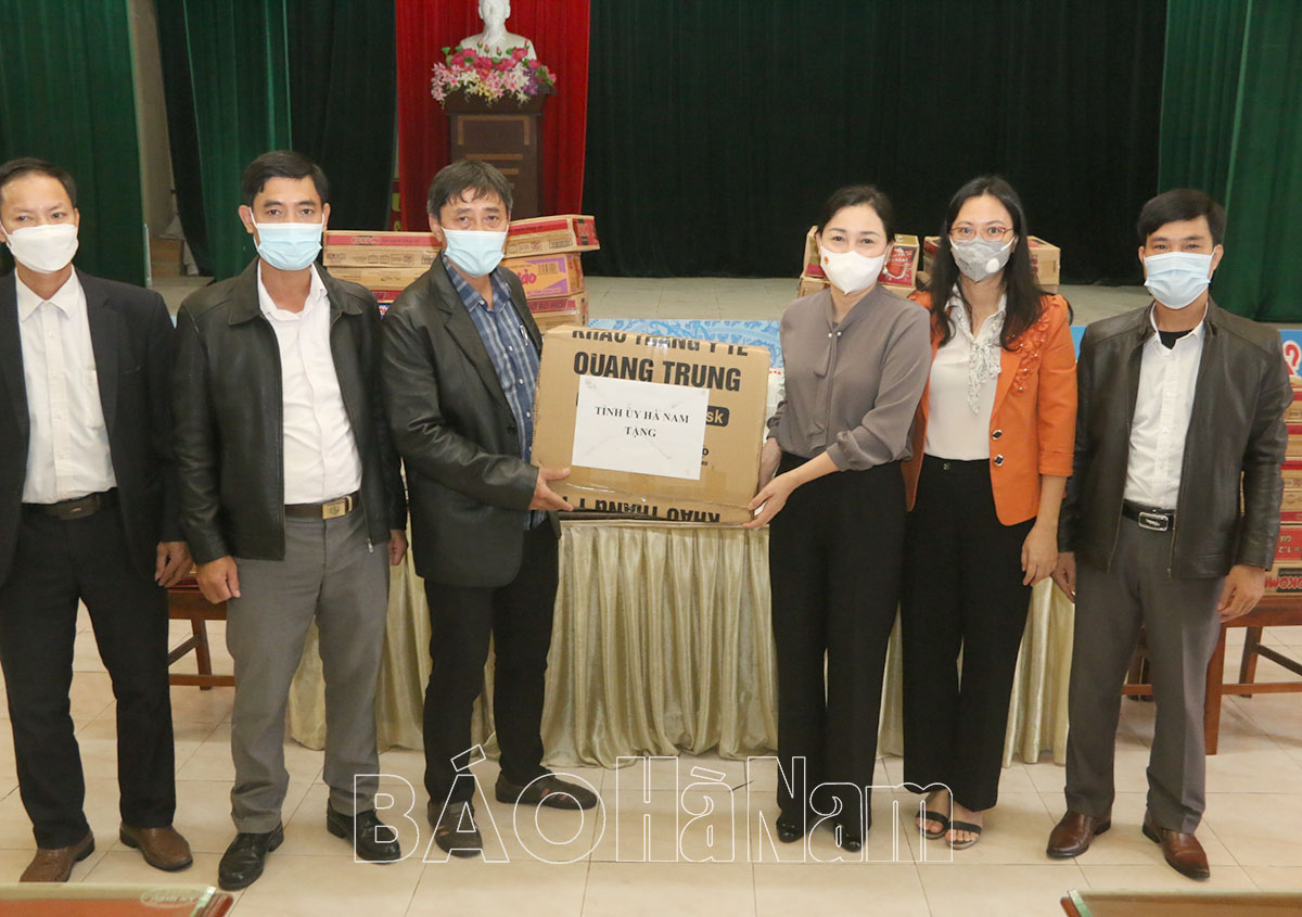 Đồng chí Phó Bí thư Thường trực Tỉnh ủy Đinh Thị Lụa kiểm tra công tác phòng, chống dịch Covid -19 tại xã Đạo Lý (Lý Nhân)