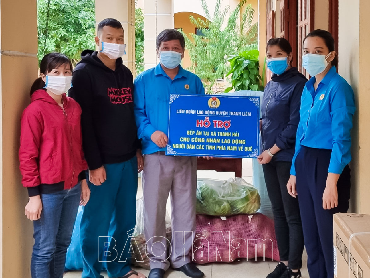 LĐLĐ huyện Thanh Liêm hỗ trợ trên 200kg rau củ cho Bếp ăn tại xã Thanh Hải
