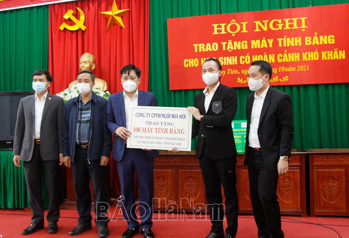 Tặng 200 máy tính bảng cho học sinh nghèo thị xã Duy Tiên