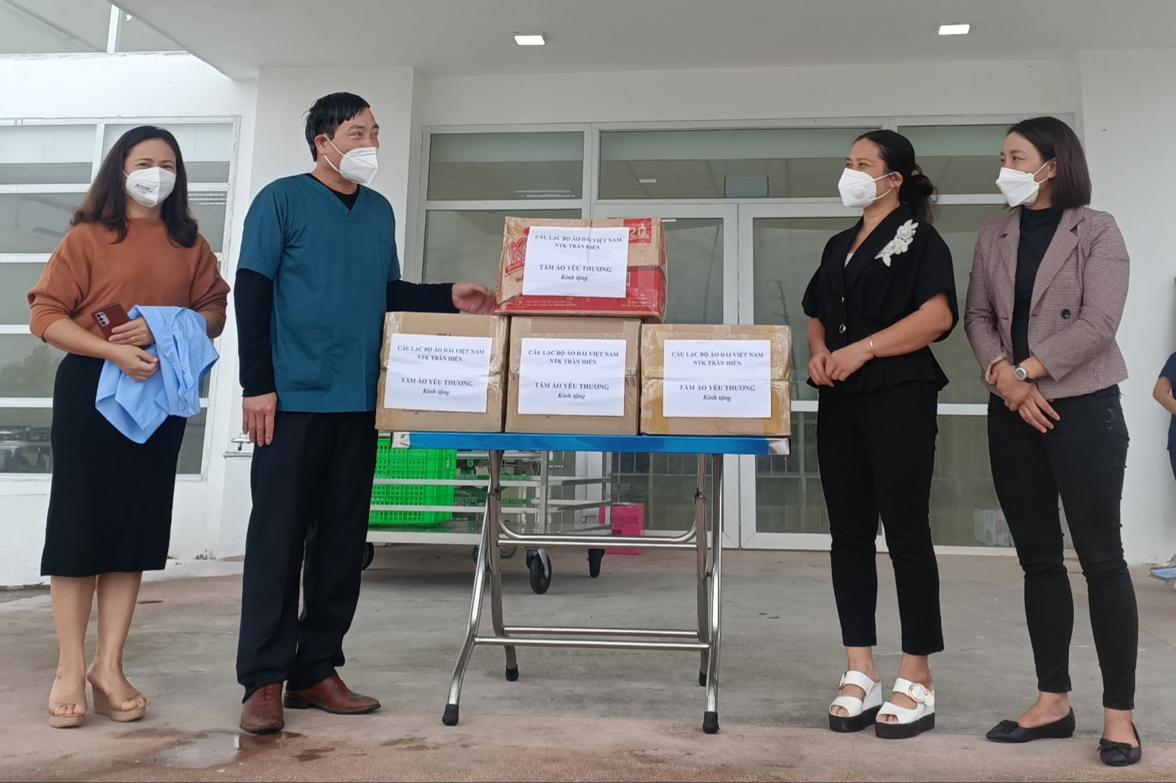 Nhà may Trần Hiền (Phủ Lý) trao tặng 150 áo điều hòa cho y, bác sĩ tham gia phòng, chống dịch Covid-19