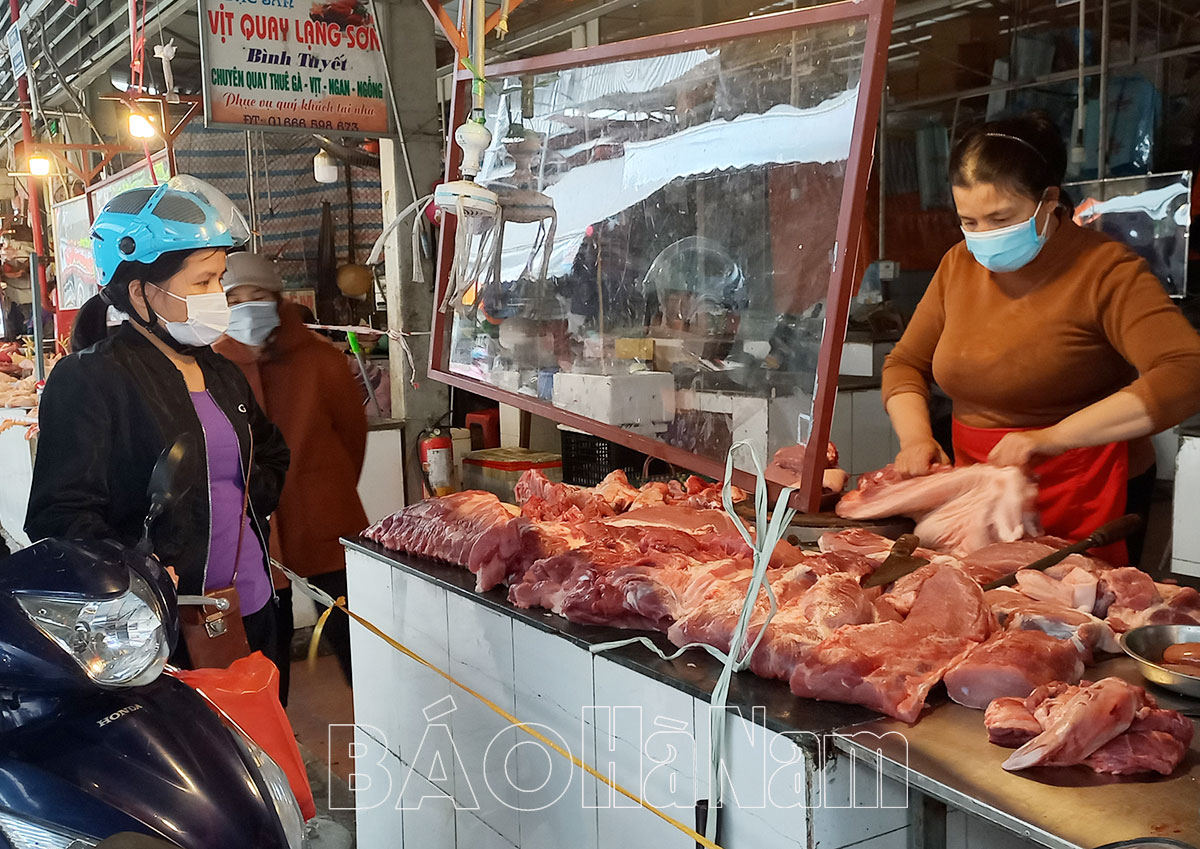 Giá bán lợn hơi thấp, người chăn nuôi lỗ nặng