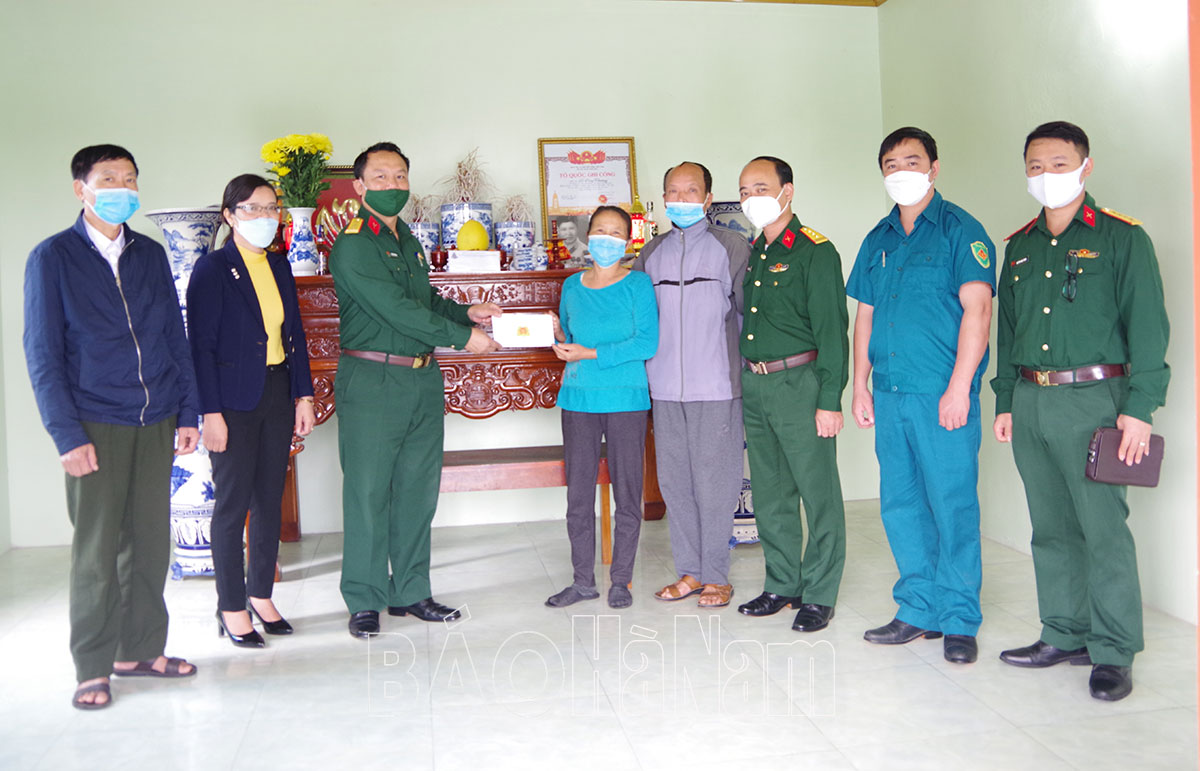 Bộ CHQS tỉnh thăm, tặng quà gia đình liệt sỹ hy sinh trong quá trình mở đường Hồ Chí Minh trên biển