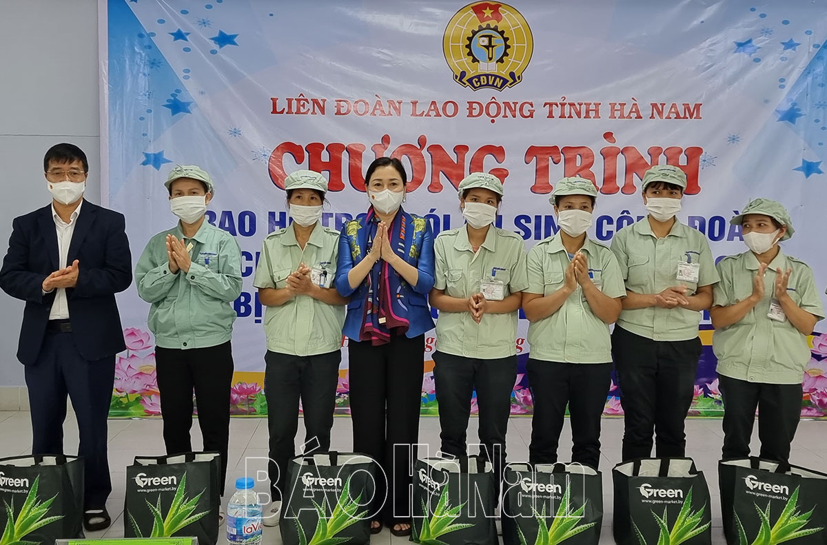 Đồng chí Phó Bí thư Thường trực Tỉnh ủy Đinh Thị Lụa thăm, tặng quà công nhân lao động