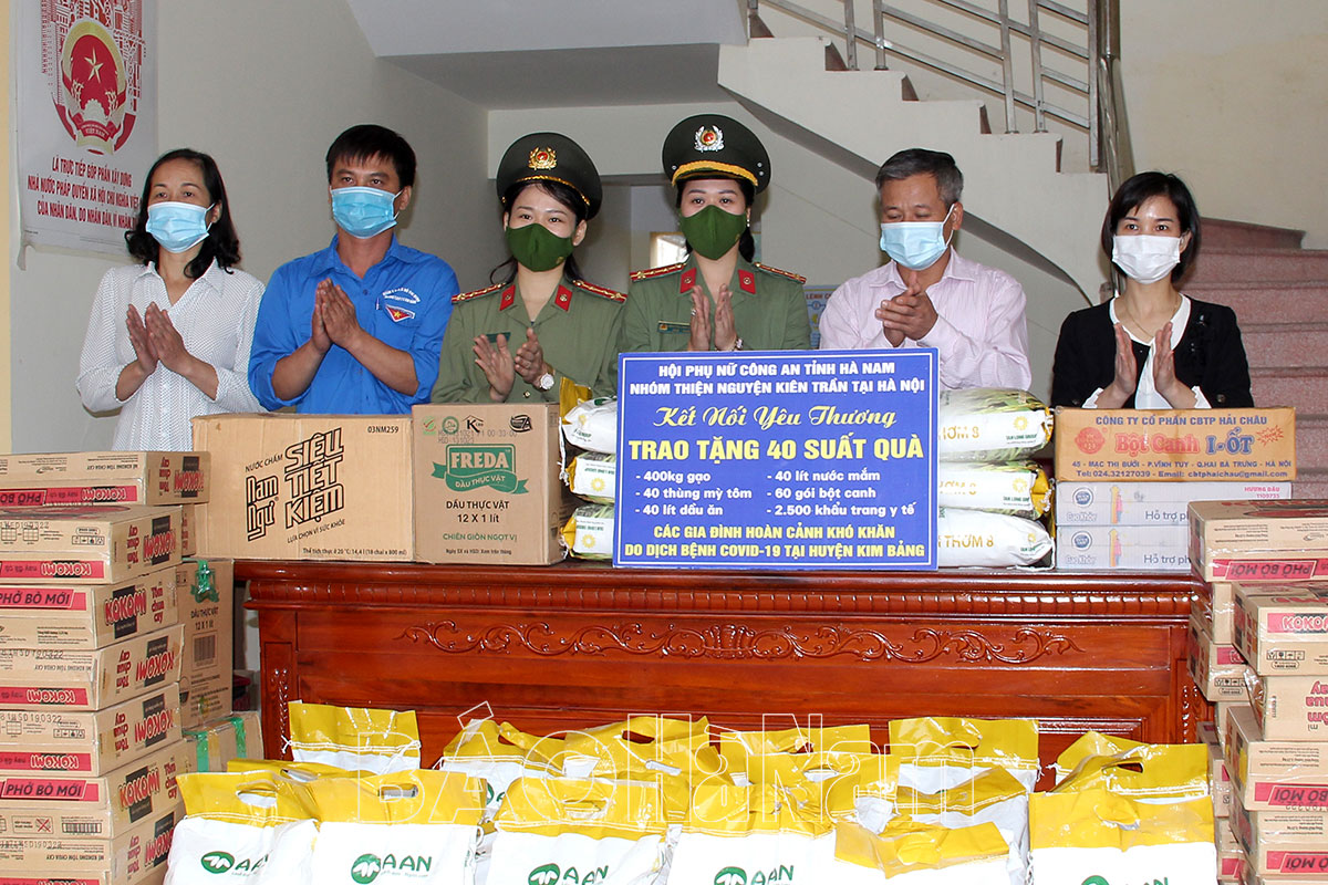 Hội Phụ nữ Công an tỉnh kết nối, trao tặng 40 suất quà cho phụ nữ có hoàn cảnh khó khăn tại Kim Bảng