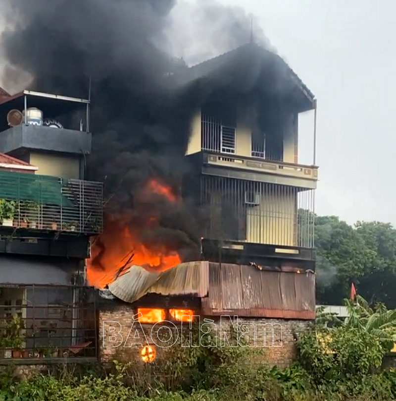 Cháy xưởng tranh thêu ở phường Hoà Mạc