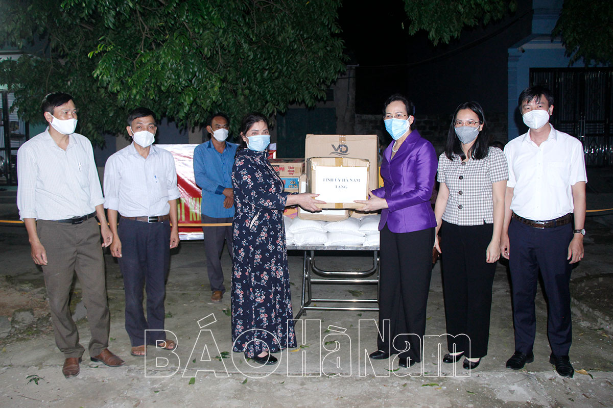 Đồng chí Bí thư Tỉnh ủy Lê Thị Thủy kiểm tra công tác phòng, chống dịch tại khu phong tỏa thôn Lê Lợi, xã Phù Vân