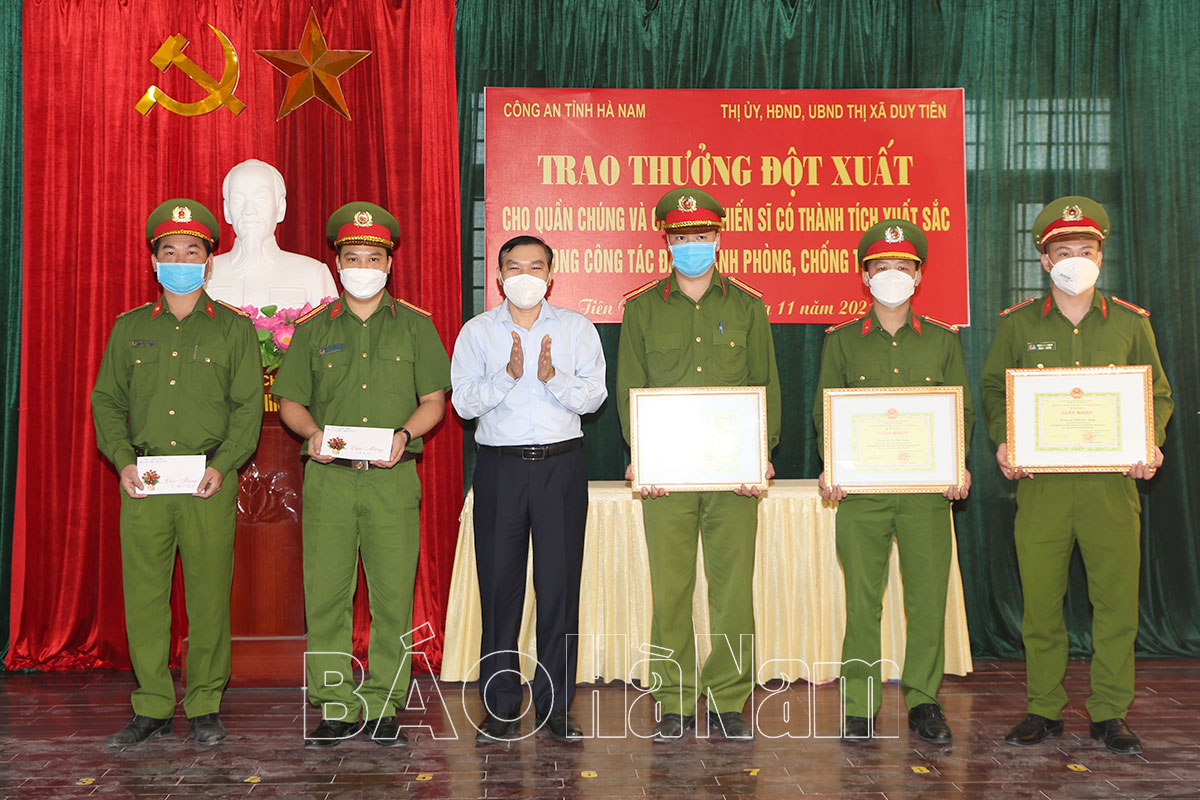 Trao thưởng đột xuất cho quần chúng và CBCS có thành tích xuất sắc trong điều tra, khám phá nhanh vụ án cướp tài sản