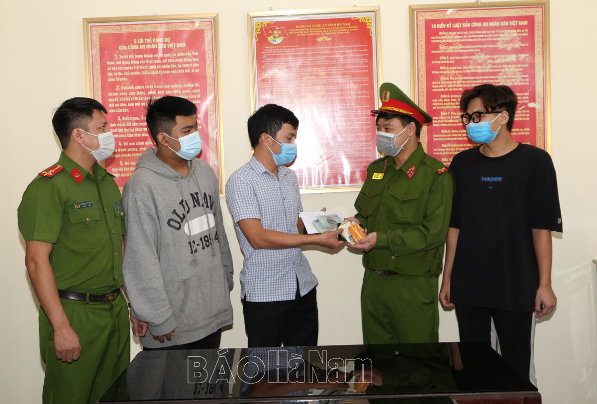 Cảnh sát 113 trao trả tài sản cho người đánh rơi