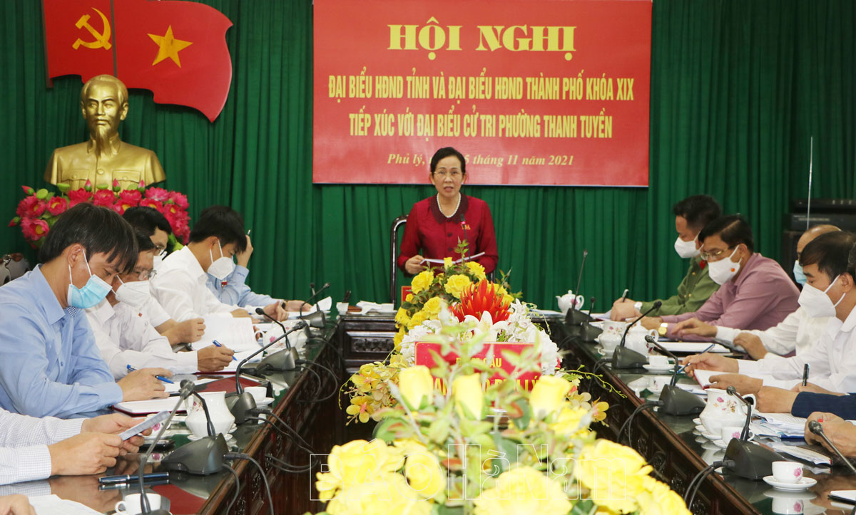 Trước Kỳ họp thứ 5 HĐND tỉnh, đồng chí Bí thư Tỉnh ủy Lê Thị Thuỷ tiếp xúc cử tri tại thành phố Phủ Lý