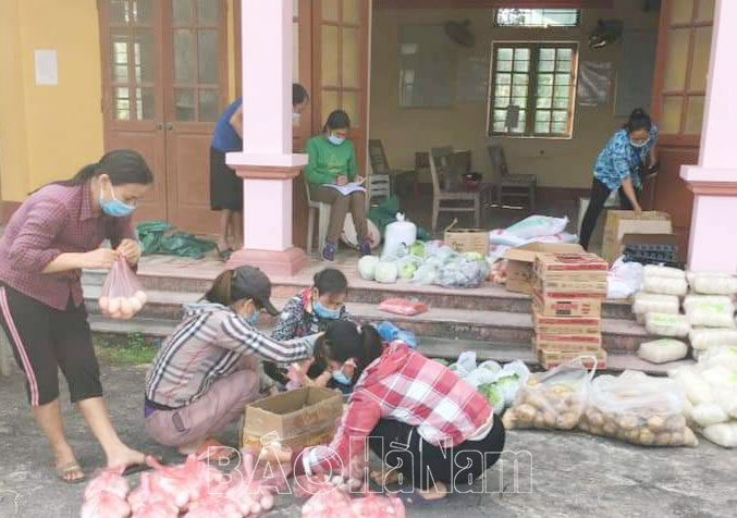 Người dân các khu tạm phong tỏa ở xã Phù Vân được hỗ trợ nhu yếu phẩm