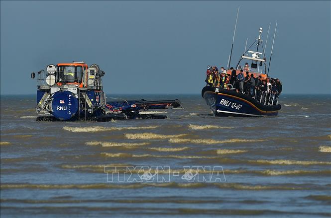 Số người di cư vượt biển Manche tăng cao chưa từng thấy