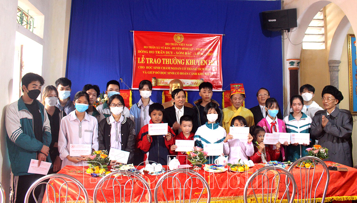 Họ Trần Duy tổ chức trao thưởng khuyến học cho con em