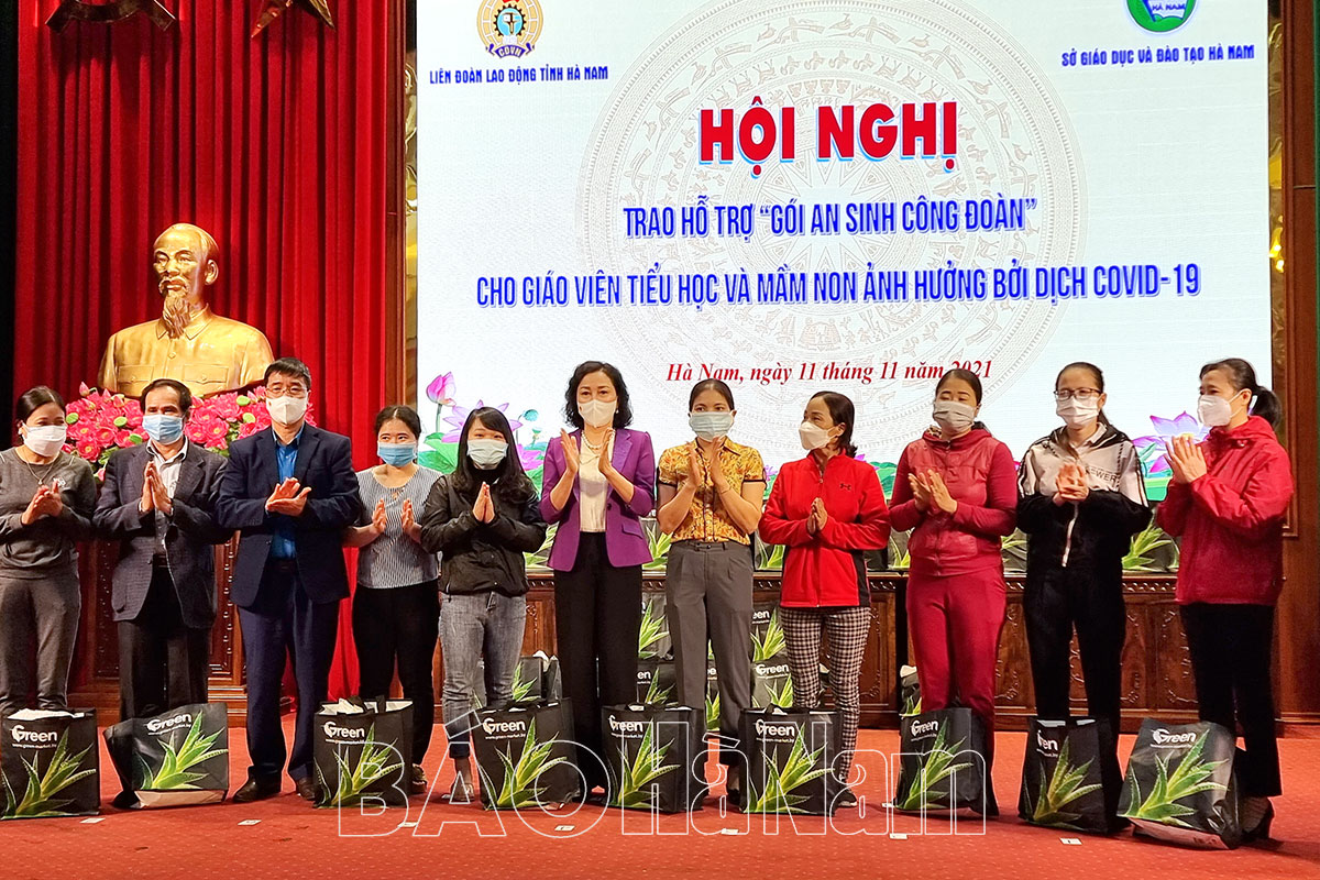 Trao hỗ trợ "Gói an sinh công đoàn" cho người lao động ngành Giáo dục thành phố Phủ Lý bị ảnh hưởng bởi dịch Covid-19