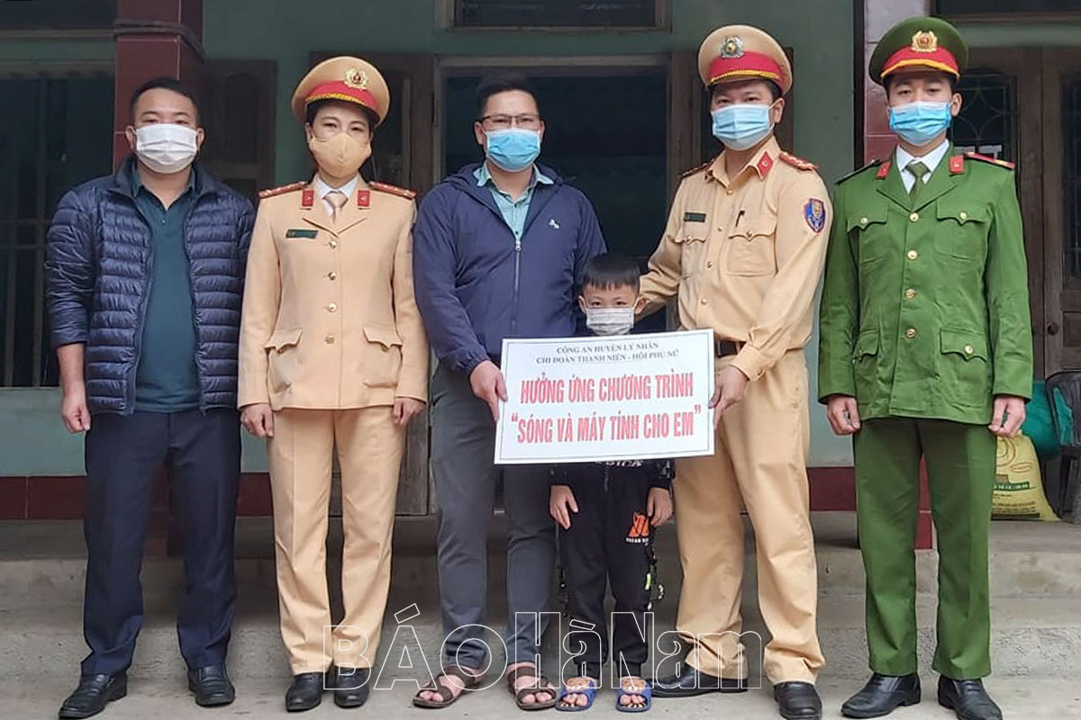 Đoàn Thanh niên - Hội Phụ nữ Công an huyện Lý Nhân tặng điện thoại cho học sinh hoàn cảnh khó khăn