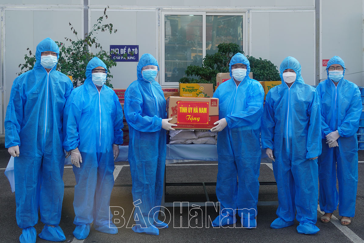 Đồng chí Bí thư Tỉnh ủy Lê Thị Thủy kiểm tra công tác phòng, chống dịch Covid -19 tại Công ty cổ phần Happytex Việt Nam